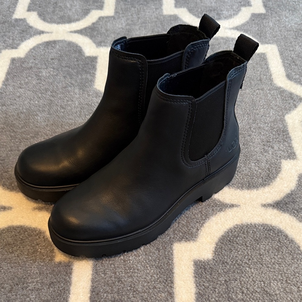 UGG Women's Black Leather Chelsea Lug Booties